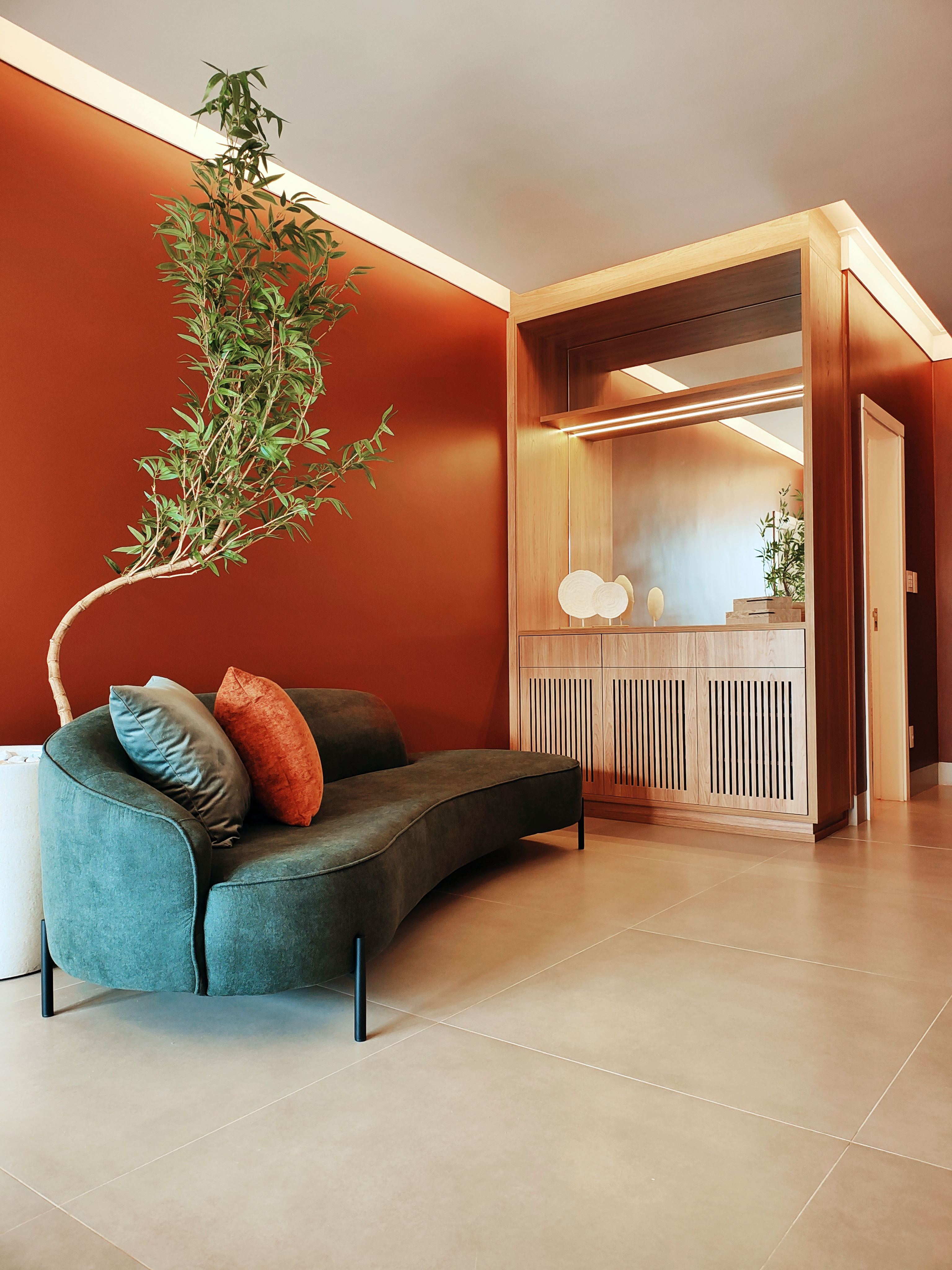Projeto de design de interiores em Araçatuba — sala com paleta terracota