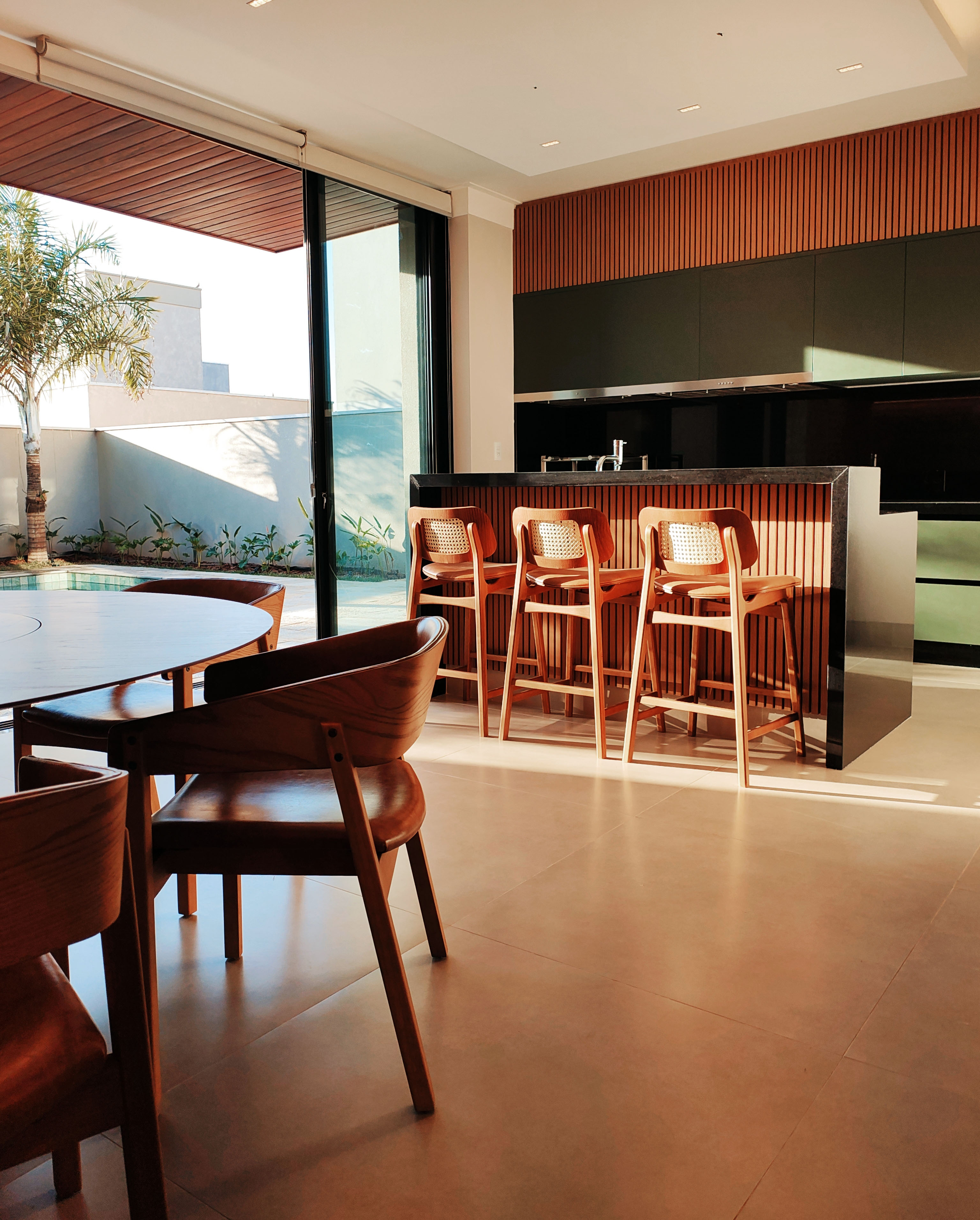 Design de cozinha integrada em Araçatuba — projeto Amanda Cagliari