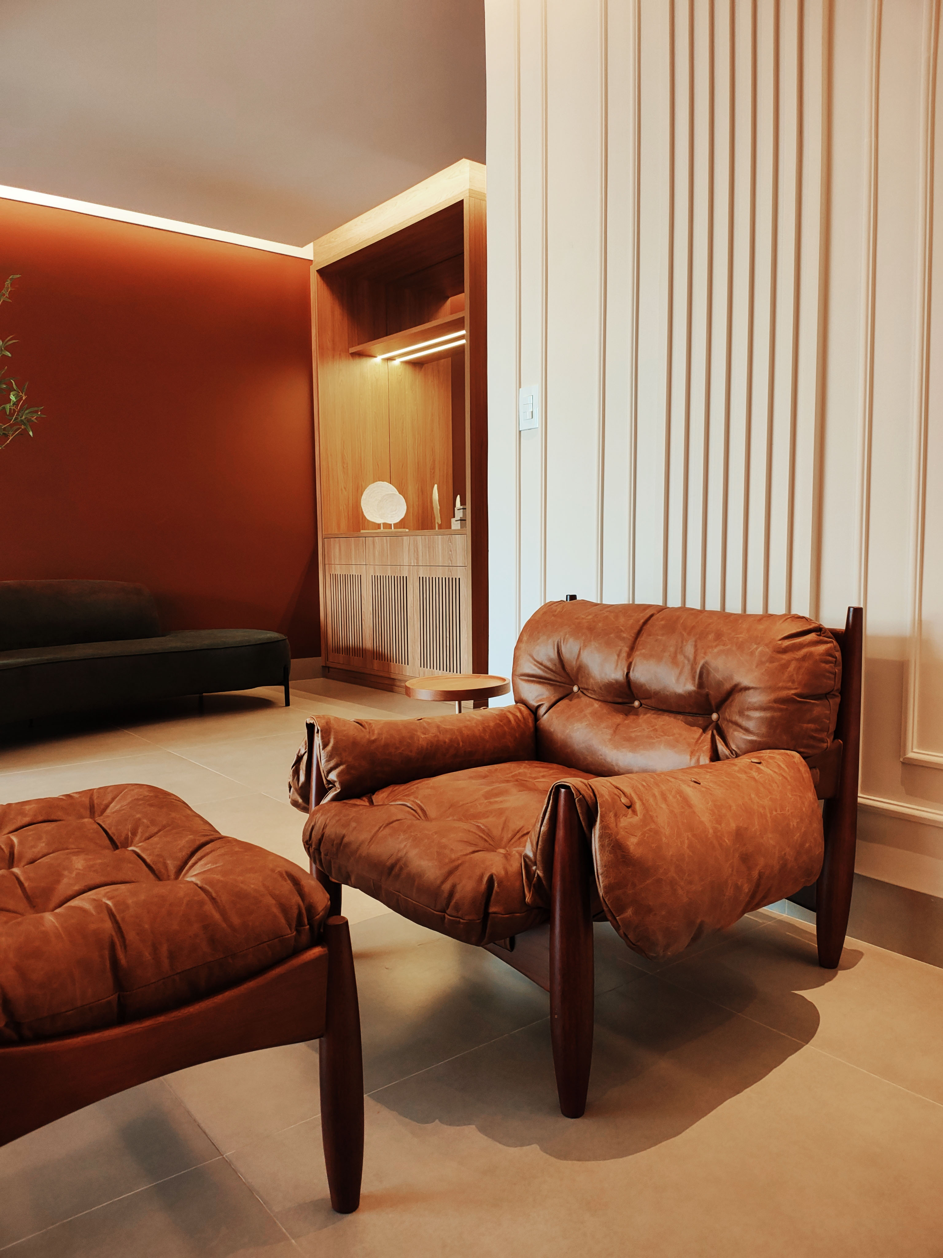 Design de interiores Araçatuba — living com poltrona e paleta warm