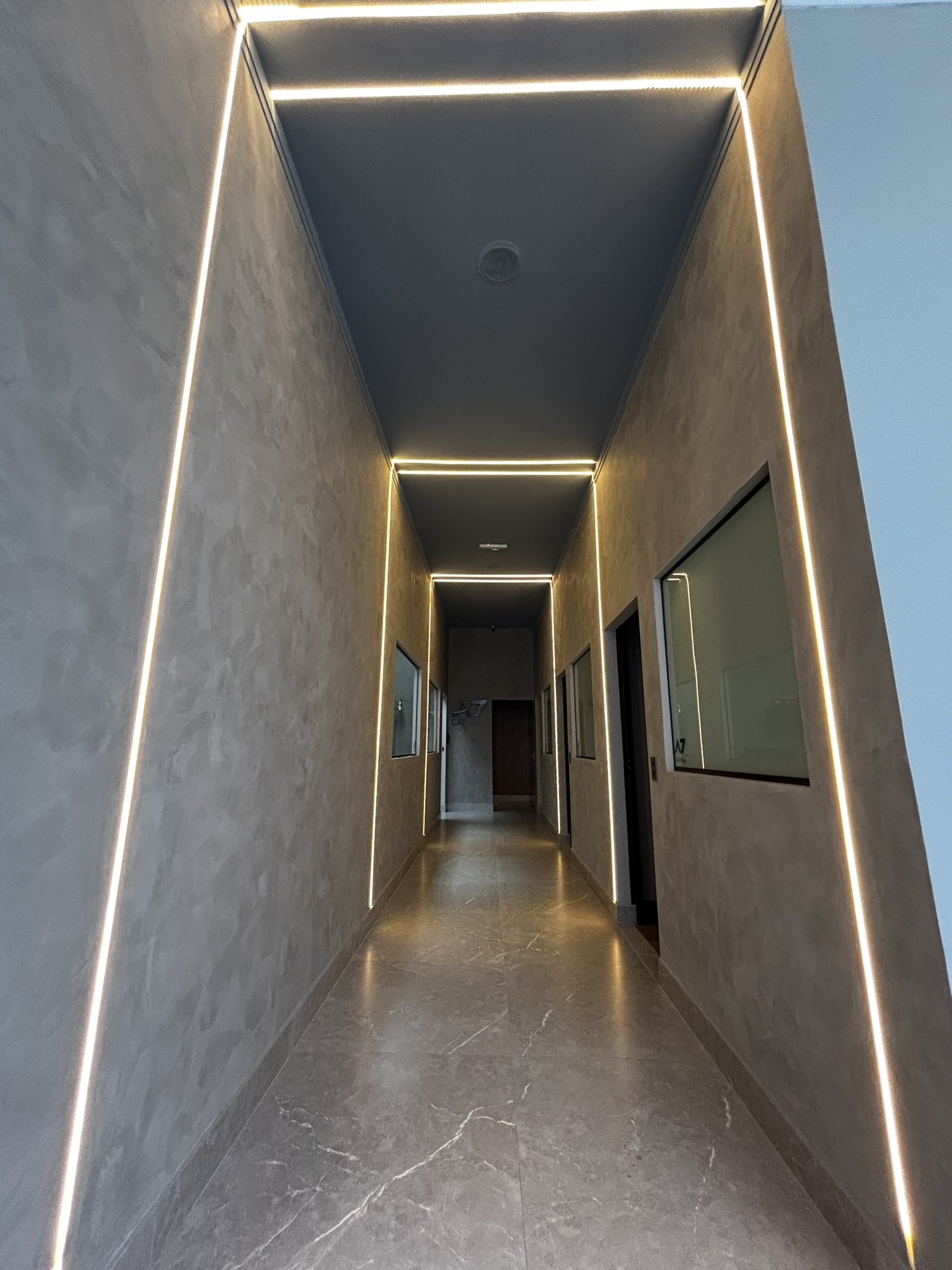 Projeto de interiores Araçatuba — corredor com iluminação LED embutida